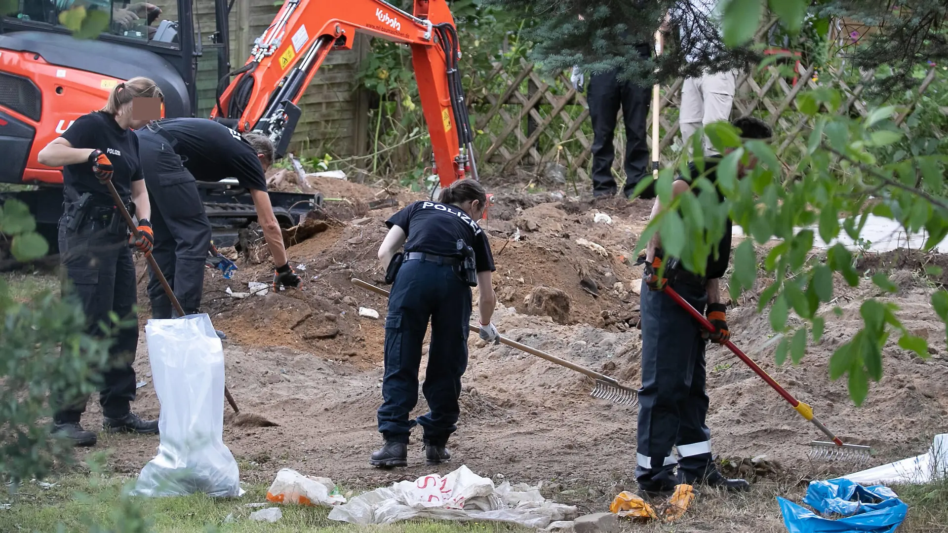 Niedersachsen, Hannover, 28.07.2020, Polizeibeamte durchsuchen eine Kleingarten-Parzelle zwischen Hannover-Ahlem und Seelze-Letter. Im Fall der verschwundenen Maddie McCann hat die Polizei mit der Durchsuchung einer Kleingarten-Parzelle in Hannover begonnen. *** Lower Saxony, Hannover, 28 07 2020, Police officers search an allotment garden plot between Hannover Ahlem and Seelze Letter In the case of the missing Maddie McCann, police have begun searching an allotment garden plot in Hannover