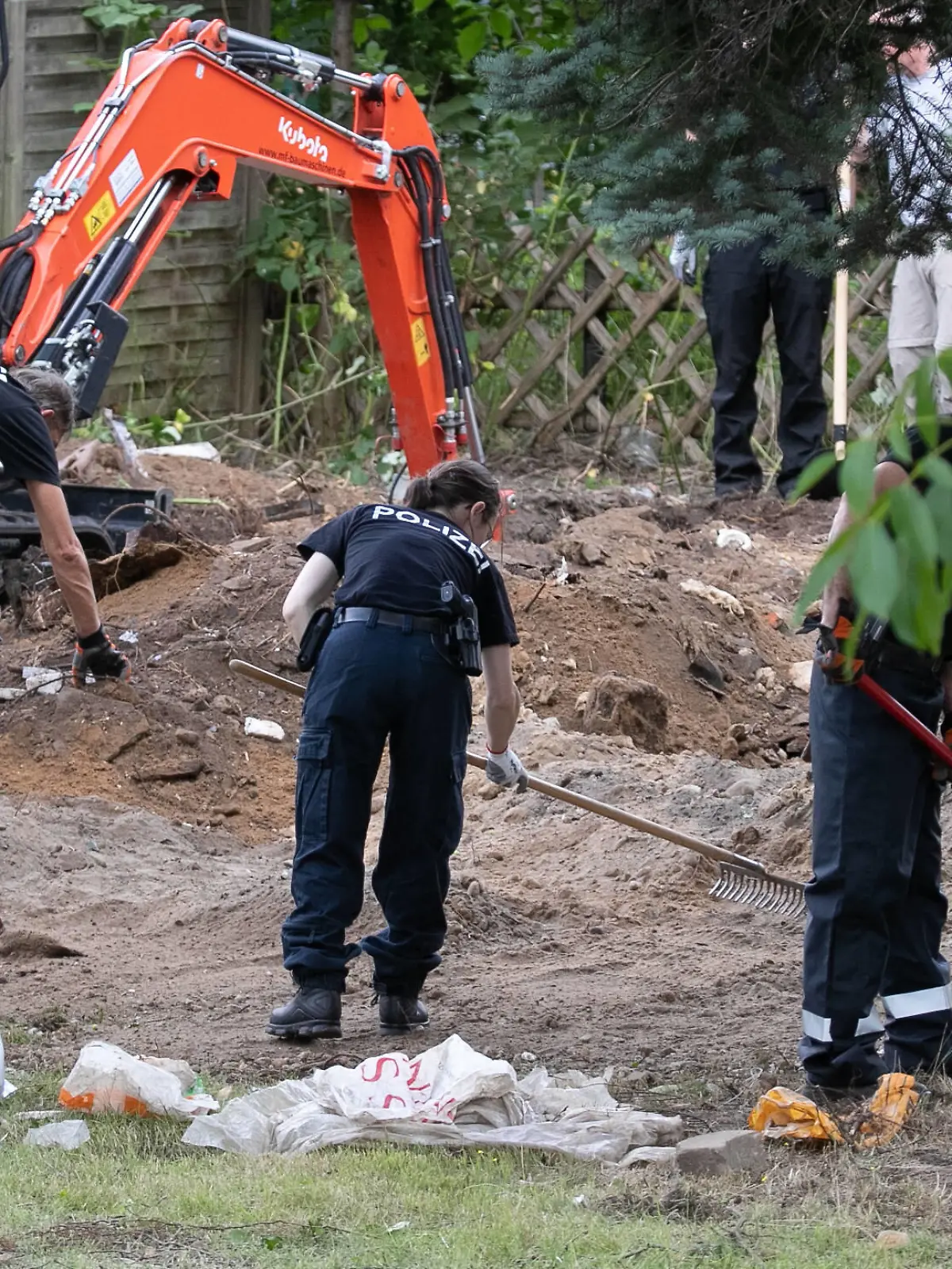  Niedersachsen, Hannover, 28.07.2020, Polizeibeamte durchsuchen eine Kleingarten-Parzelle zwischen Hannover-Ahlem und Seelze-Letter. Im Fall der verschwundenen Maddie McCann hat die Polizei mit der Durchsuchung einer Kleingarten-Parzelle in Hannover begonnen. *** Lower Saxony, Hannover, 28 07 2020, Police officers search an allotment garden plot between Hannover Ahlem and Seelze Letter In the case of the missing Maddie McCann, police have begun searching an allotment garden plot in Hannover