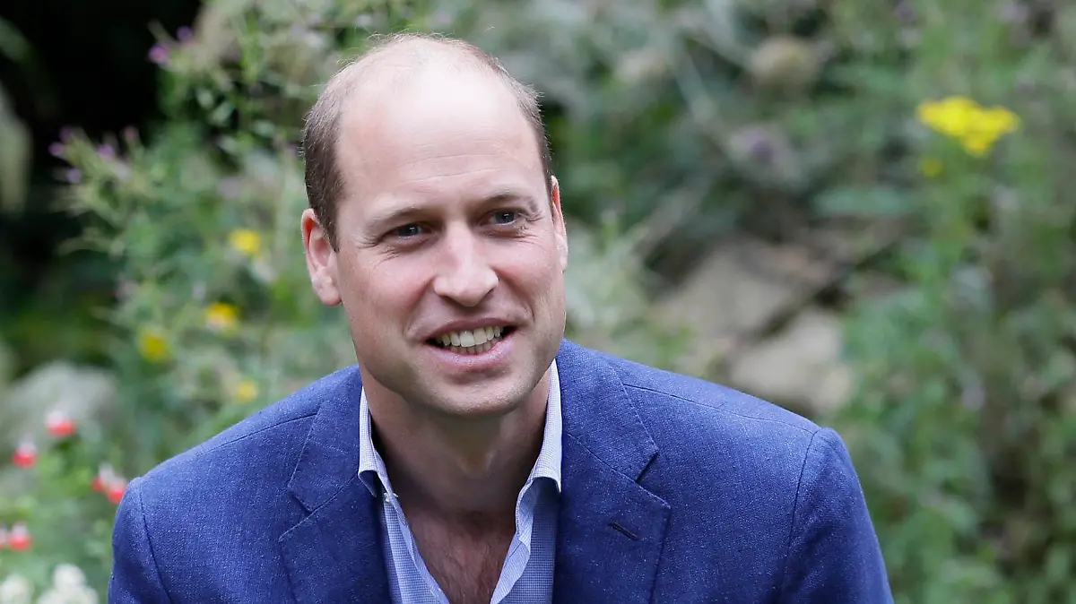 ACHTUNG: SPERRFRIST 18. JULI 23:00 UHR. - 16.07.2020, Großbritannien, Peterborough: Der britische Prinz William, Herzog von Cambridge, spricht während seines Besuchs im Garten der Wohltätigkeitsorganisation "Peterborough Light Project" mit Schutzsuchenden. In dem Gartenhaus wird Obdachlosen eine Übernachtungsmöglichkeit mit einem warmen Abendessen und Frühstück angeboten. Foto: Kirsty Wigglesworth/PA Wire/dpa +++ dpa-Bildfunk +++