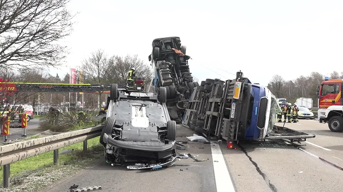 Autotransporter-Unfall auf der A3 bei Rodgau-Weiskirchen.
