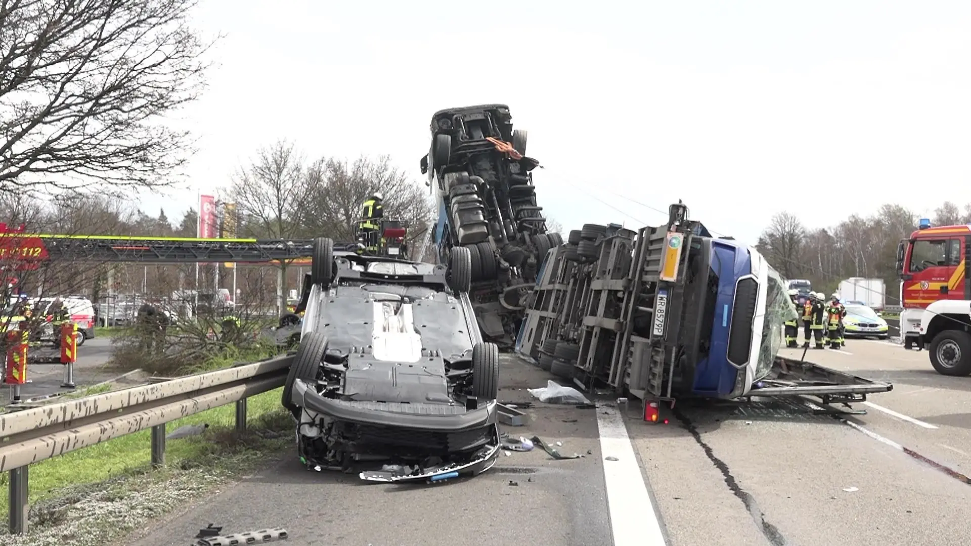 Autotransporter-Unfall auf der A3 bei Rodgau-Weiskirchen.