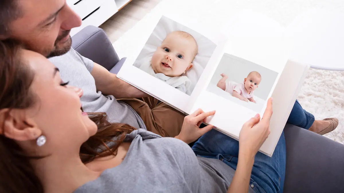 Eltern betrachten Fotobuch
