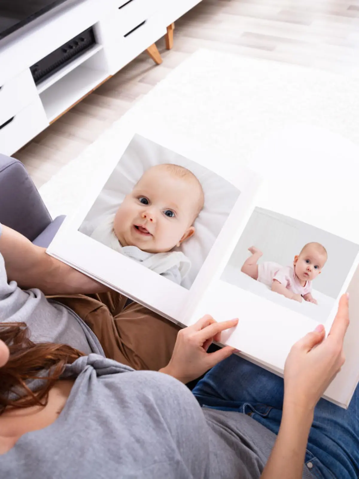 Eltern betrachten Fotobuch