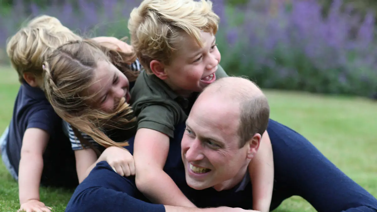 20.06.2020, Großbritannien, Norfolk: Dieses vom Herzog und der Herzogin von Cambridge zur Verfügung gestellte Foto vom Juni 2020 zeigt William, den Herzog von Cambridge; Prinz George, Prinzessin Charlotte und Prinz Louis, das am Samstag, den 20. Juni 2020 anlässlich Williams Geburtstag und Vatertag veröffentlicht wurde. Er wird am Sonntag 38 Jahre alt. (Catherine, Herzogin von Cambridge Foto: The Duchess Of Cambridge/The Duke and Duchess of Cambridge/dpa - ACHTUNG: Nur zur redaktionellen Verwendung im Zusammenhang mit der aktuellen Berichterstattung und nur mit vollständiger Nennung des vorstehenden Credits und nur bis zum 31. Dezember 2020 +++ dpa-Bildfunk +++