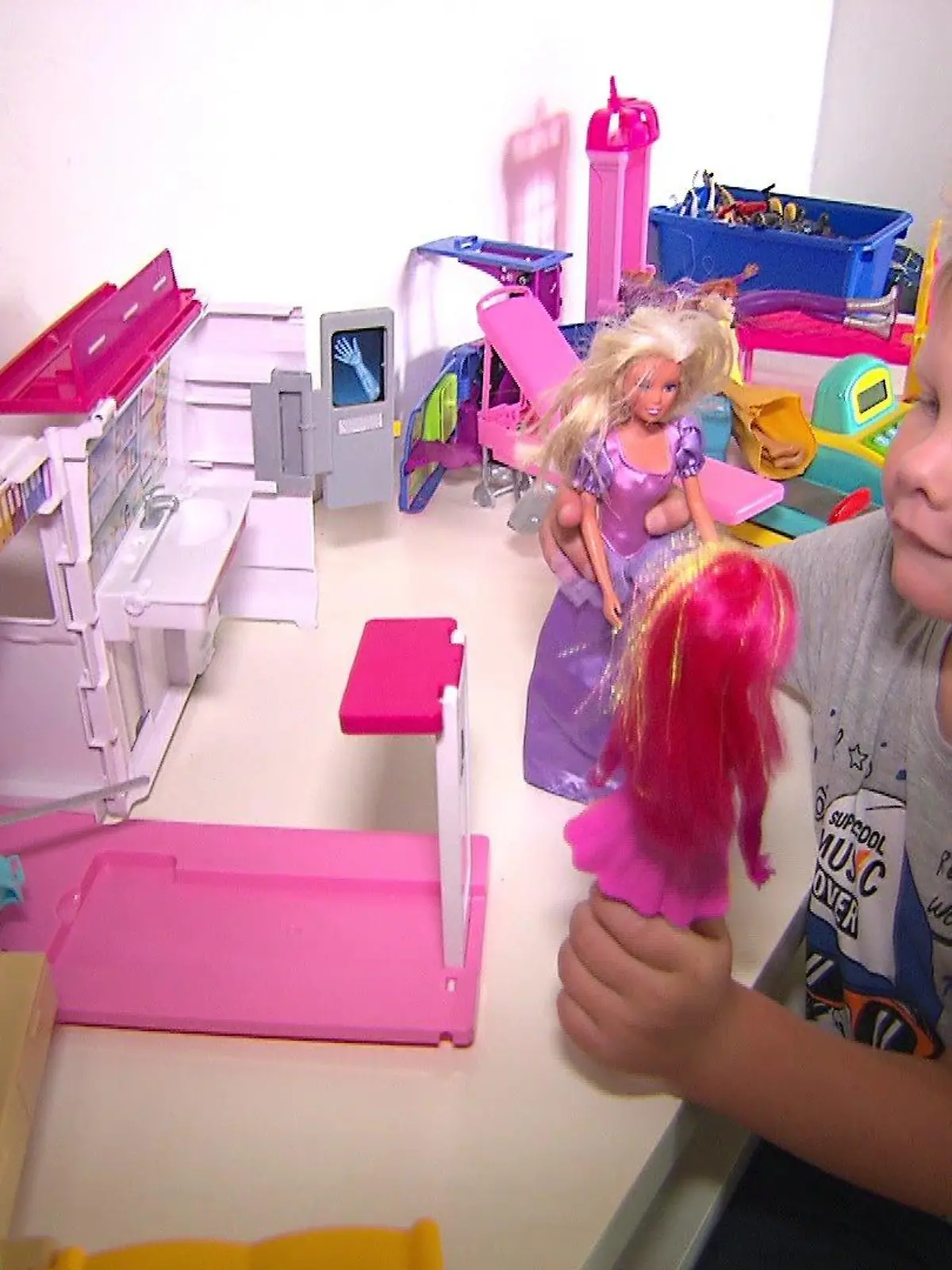 Elias spielt mit Puppen