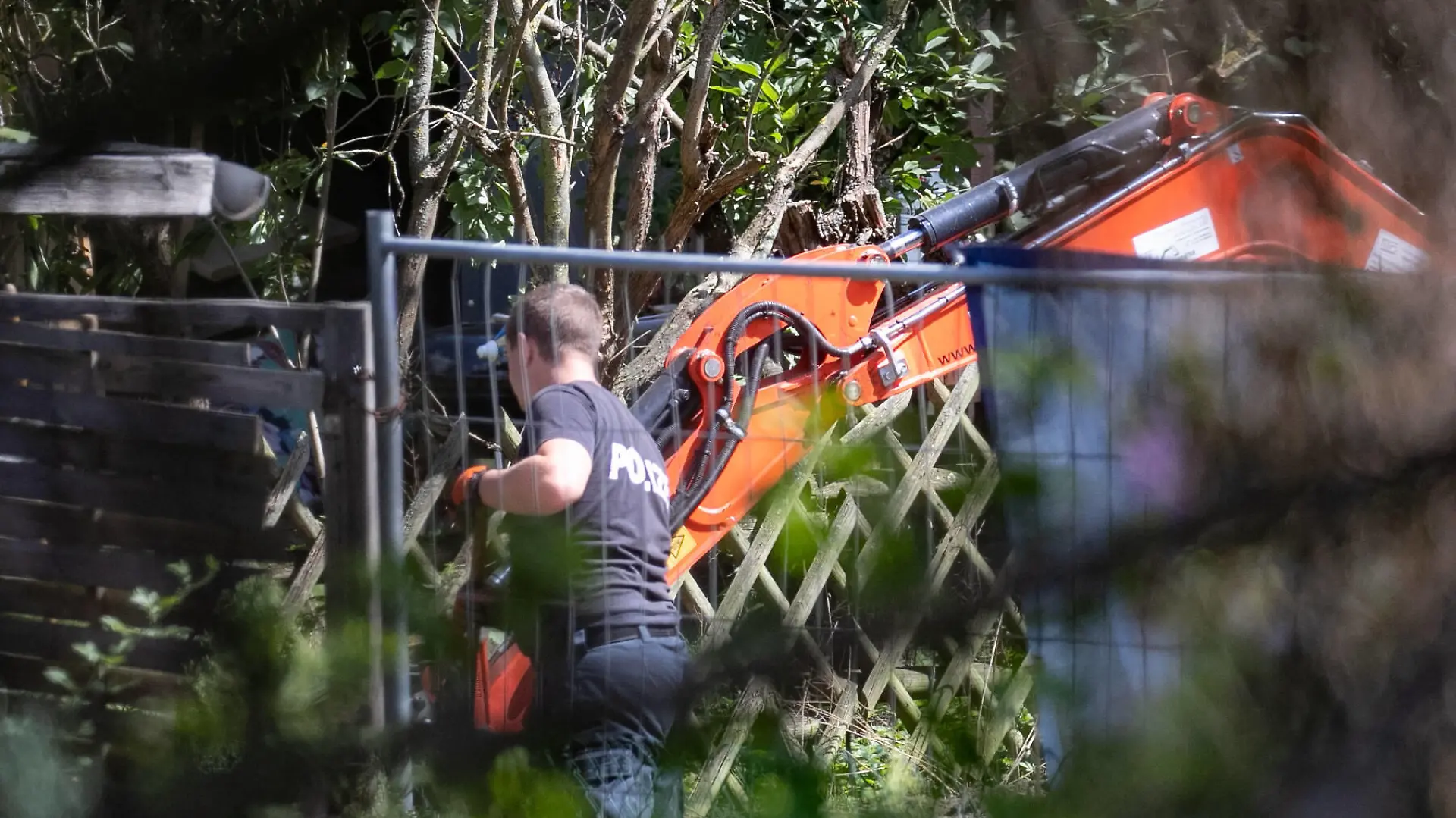 Niedersachsen, Seelze, 29.07.2020, Im Fall der verschwundenen kleinen Maddie McCann setzt die Polizei die Grabungsarbeiten in einem Kleingarten bei Hannover fort. *** Lower Saxony, Seelze, 29 07 2020, In the case of the missing little Maddie McCann, the police continue the excavation work in an allotment garden near Hanover