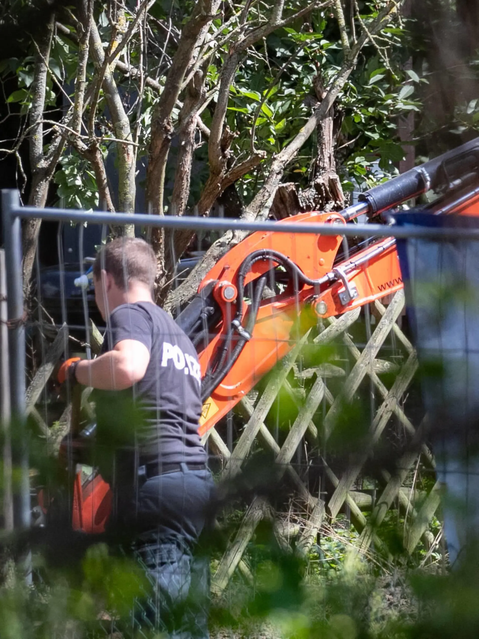  Niedersachsen, Seelze, 29.07.2020, Im Fall der verschwundenen kleinen Maddie McCann setzt die Polizei die Grabungsarbeiten in einem Kleingarten bei Hannover fort. *** Lower Saxony, Seelze, 29 07 2020, In the case of the missing little Maddie McCann, the police continue the excavation work in an allotment garden near Hanover