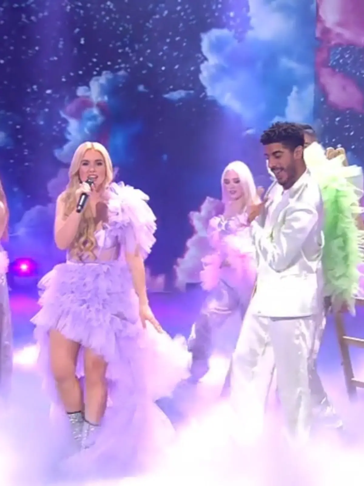 Die erste Liveshow von „Deutschland sucht den Superstar“ 2023 (alle Liveshows gibt es immer samstags um 20.15 Uhr bei RTL) hat so manche Überraschung parat. Die Top 10-Kandidaten müssen dort einige Siegertitel aus der DSDS-Geschichte in ihrer ganz eigenen Version interpretieren. Dieter Bohlen verkündet, dass DSDS auch in die 21. Ausgabe geht. Und dann kommt auch noch Aileen!