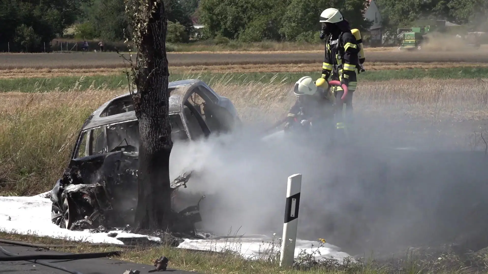 Schreckliches Unglück auf der L90 im Landkreis Potsdam-Mittelmark: 19-Jährige verbrannte in ihrem E-Auto.