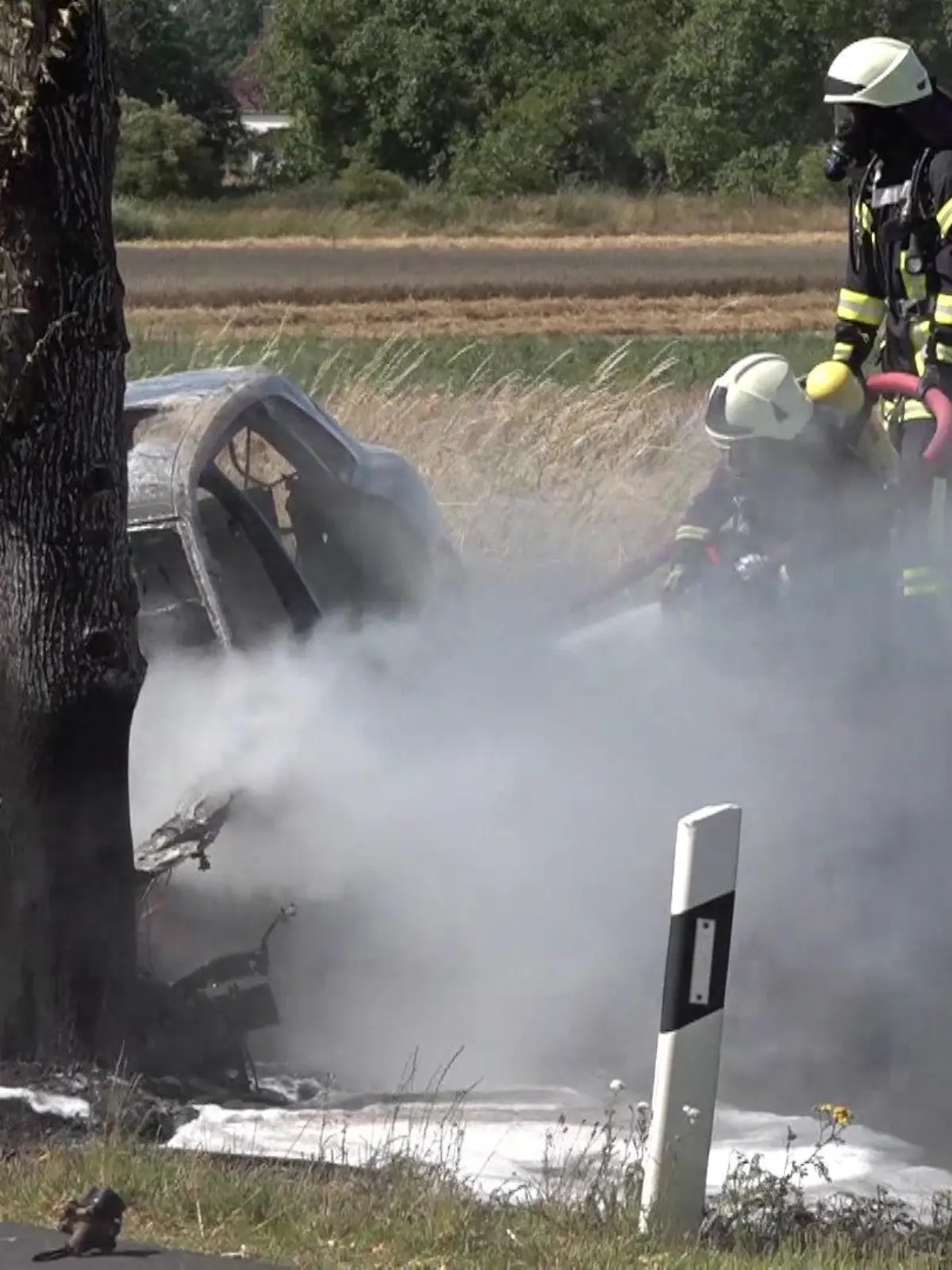Schreckliches Unglück auf der L90 im Landkreis Potsdam-Mittelmark: 19-Jährige verbrannte in ihrem E-Auto.