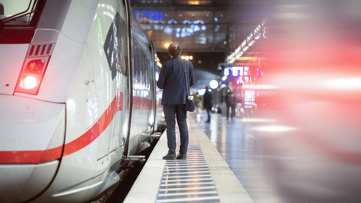 ARCHIV - 28.02.2023, Hessen, Frankfurt/Main: Ein Zugbegleiter steht am Hauptbahnhof an einem ICE. Nach einem schnell beendeten Tarifauftakt Ende Februar wollen sich die Deutsche Bahn und die Eisenbahn- und Verkehrsgewerkschaft (EVG) an diesem Dienstag erneut zusammensetzen. (zu dpa "Nächste Tarifrunde bei der Bahn - Warnstreiks drohen") Foto: Sebastian Gollnow/dpa +++ dpa-Bildfunk +++