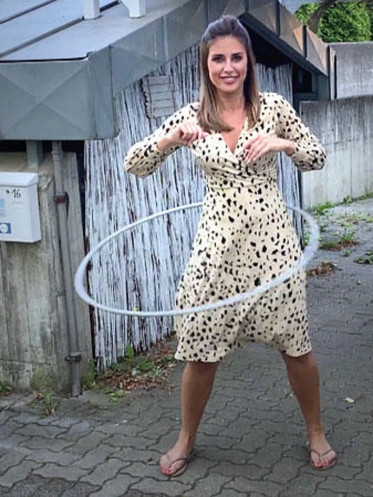 Der Hula Hoop-Reifen feiert sein Comeback: Was früher als alberner Kinderspaß galt, verspricht heute eine schlanke Taille und einen super strafen Bauch. Die Bewegungen machen nämlich nicht nur Spaß, sie trainieren dabei auch den Rumpf.