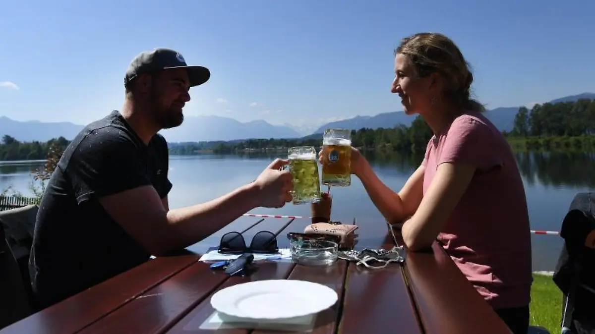 Ein Paar genießt ihr Bier in der Sonne in einem Biergarten