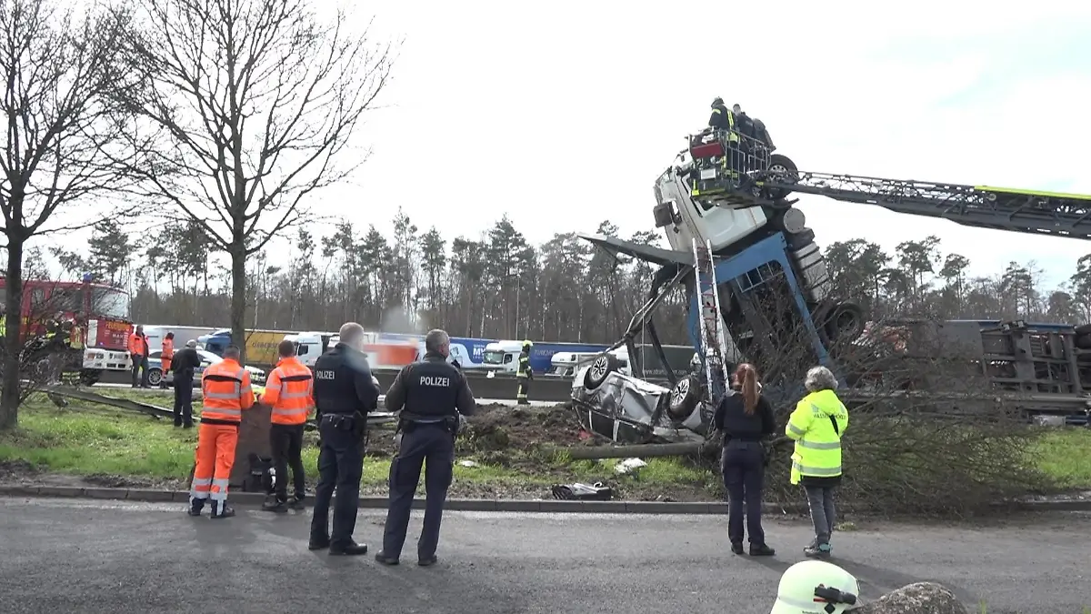Autotransporter-Unfall auf der A3 bei Rodgau.