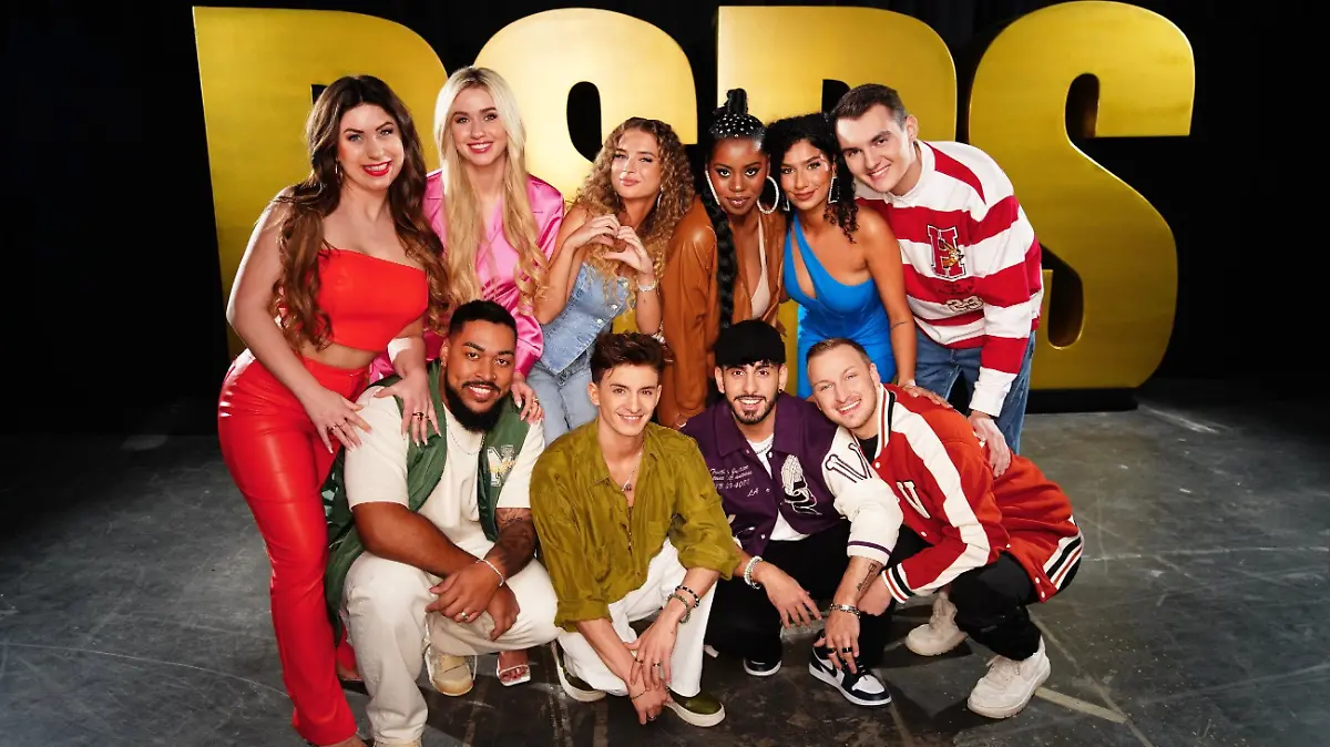 V.l. unten: Nathalie, Aileen, Monika, Rose, Lawa und Lorent, v.l. unten: Sem, Peris, Kiyan und David
Die Verwendung des sendungsbezogenen Materials ist nur mit dem Hinweis und Verlinkung auf RTL+ gestattet.