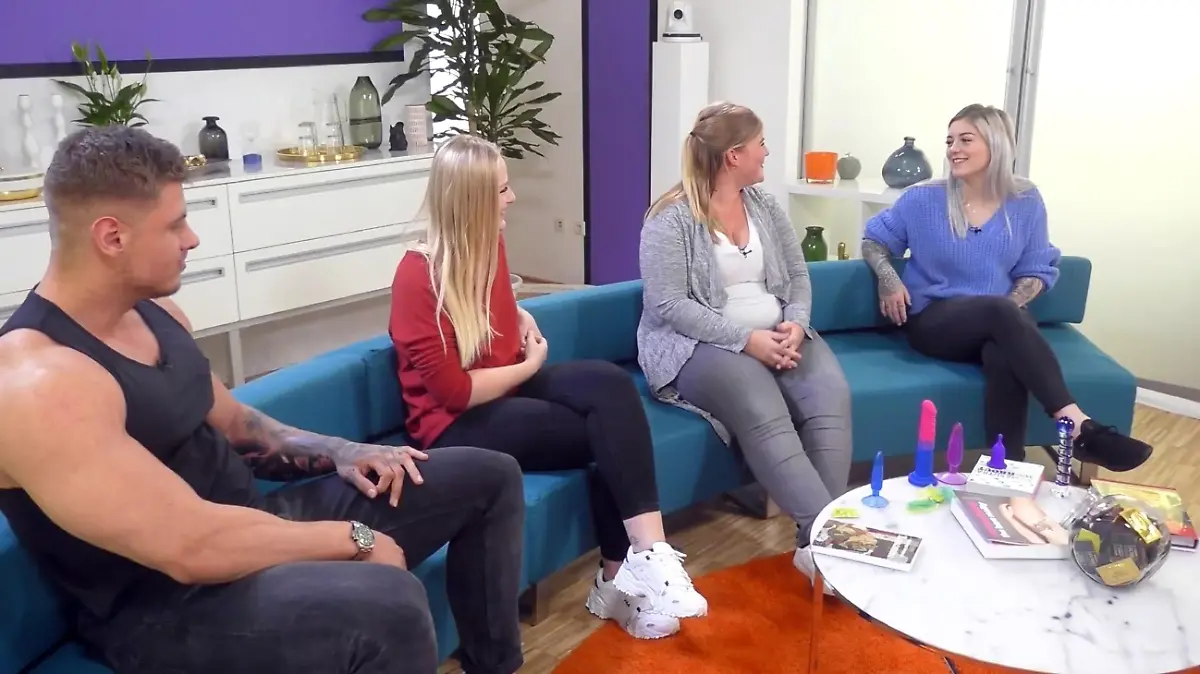 Ex-Bachelorette-Kandidat Yannic und andere Patienten unterhalten sich im Wartezimmer der "Sex-Klinik" über ihre intimen Anliegen