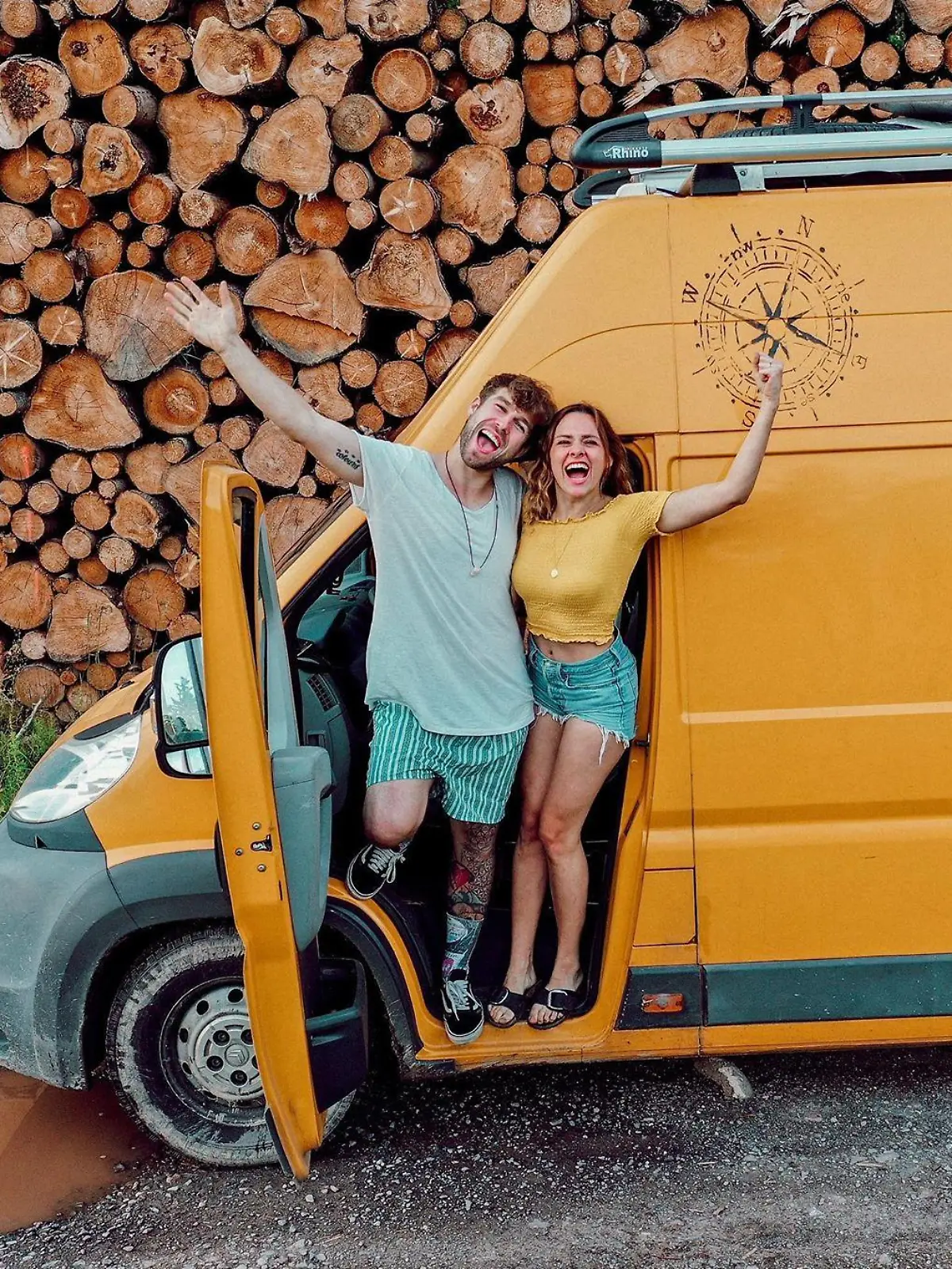 Yvonne Pferrer und ihr Freund fahren gerade mit ihrem Van durch Europa.