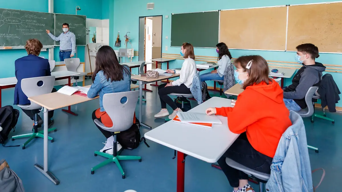 News Themen der Woche KW19 News Bilder des Tages Wiesbaden, Gymnasium, 05.05.2020, Schulalltag in der Corona Zeit, zum Unterricht sitzen die Schüler verteilt mit einem Sicherheitsabstand im Klassenraum Wiesbaden Gymnasium Hessen Deutschland *** Wiesbaden, Gymnasium, 05 05 2020, everyday school life in the Corona time, the pupils sit distributed with a safety distance in the classroom Wiesbaden Gymnasium Hessen Germany