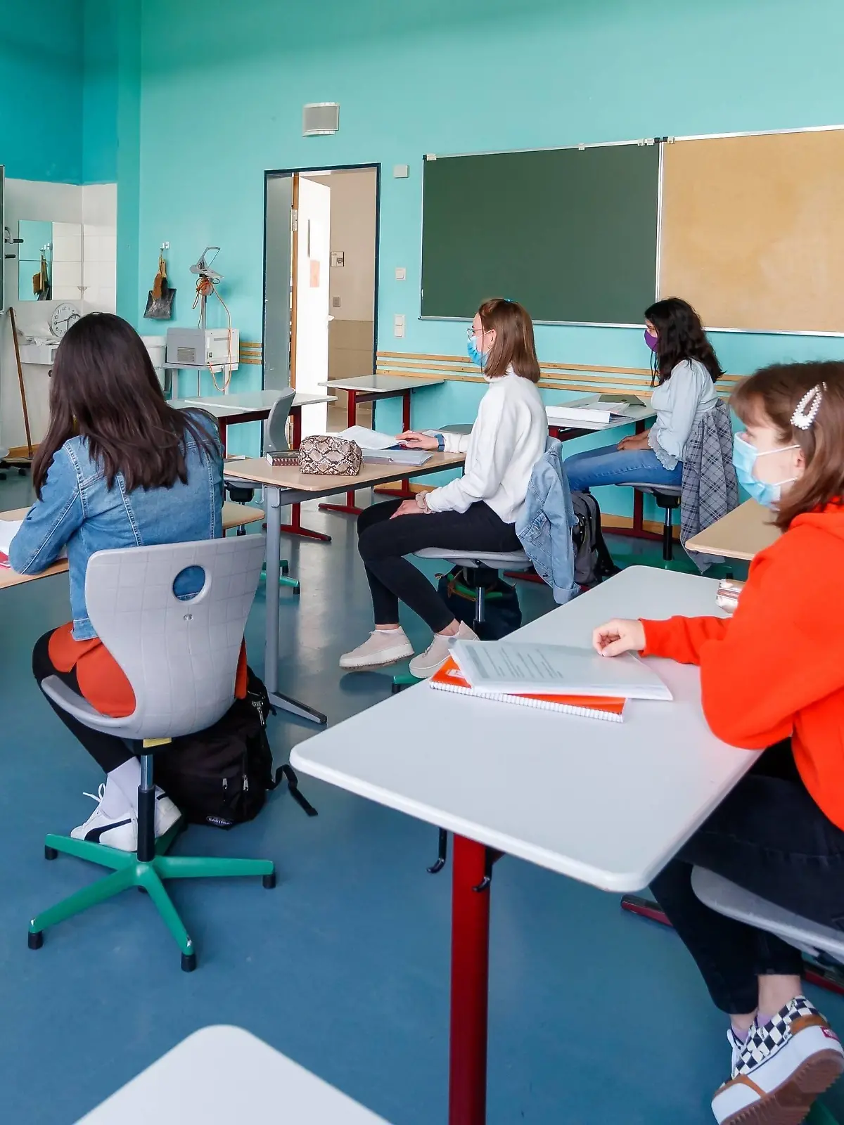 News Themen der Woche KW19 News Bilder des Tages Wiesbaden, Gymnasium, 05.05.2020, Schulalltag in der Corona Zeit, zum Unterricht sitzen die Schüler verteilt mit einem Sicherheitsabstand im Klassenraum Wiesbaden Gymnasium Hessen Deutschland *** Wiesbaden, Gymnasium, 05 05 2020, everyday school life in the Corona time, the pupils sit distributed with a safety distance in the classroom Wiesbaden Gymnasium Hessen Germany