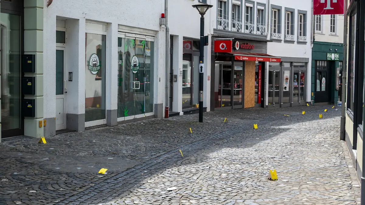 19.08.2023, Saarland, Wittlich: Markierungstafeln der Spurensicherung stehen in der Strasse, in der in der Nacht auf Samstag ein junger Mann getötet worden ist. Foto: Harald Tittel/dpa +++ dpa-Bildfunk +++