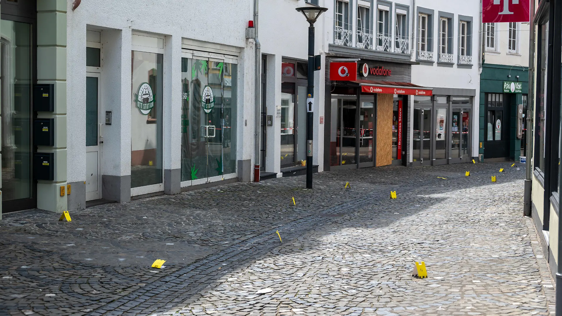 19.08.2023, Saarland, Wittlich: Markierungstafeln der Spurensicherung stehen in der Strasse, in der in der Nacht auf Samstag ein junger Mann getötet worden ist. Foto: Harald Tittel/dpa +++ dpa-Bildfunk +++