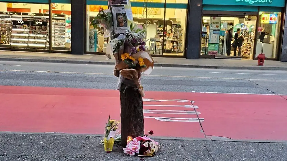 Blumen wurden in Gedenken an Paul Schmidt in der Innenstadt von Vancouver niedergelegt.