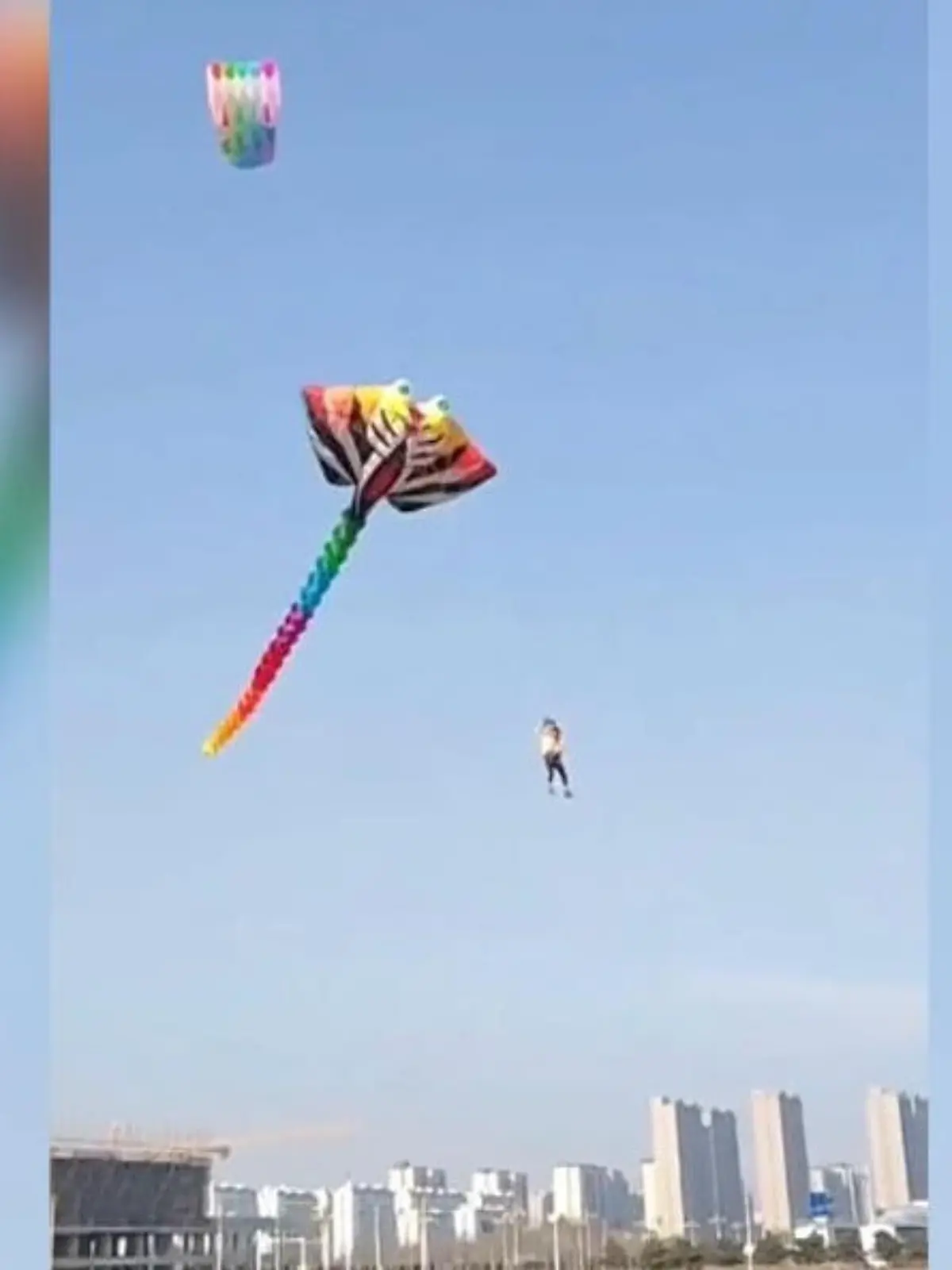Dieser Mann aus China hat starke Nerven. Nur mit Hilfe eines riesigen Flugdrachens schwebt er durch die Luft - und landet wenig später wieder auf dem Boden. Die spektakulären Bilder sehen Sie im Video.