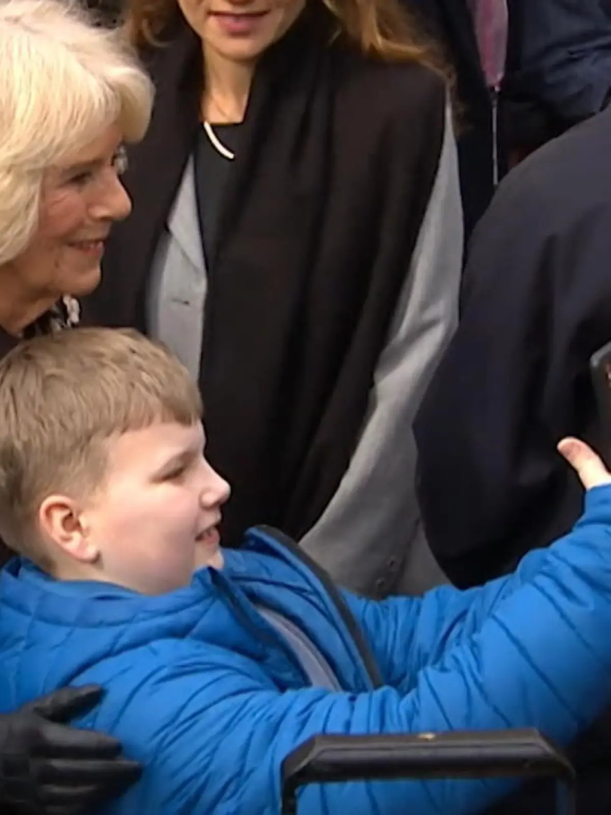 Royaler Besuch in Deutschland! Seit dem Tod seiner Mutter, Queen Elizabeth (†2022), sitzt König Charles auf dem britischen Thron. Bevor er am 6. Mai offiziell gekrönt wird, kommt der 74-Jährige zu einem Staatsbesuch vorbei. Zusammen mit seiner Ehefrau Königin Camilla (75) ist Charles vom 29. März bis 31. März in Berlin und Hamburg unterwegs. Die beiden haben ein straffes Programm, das die Bereiche Kultur, Verteidigung und Klimaschutz abdeckt.