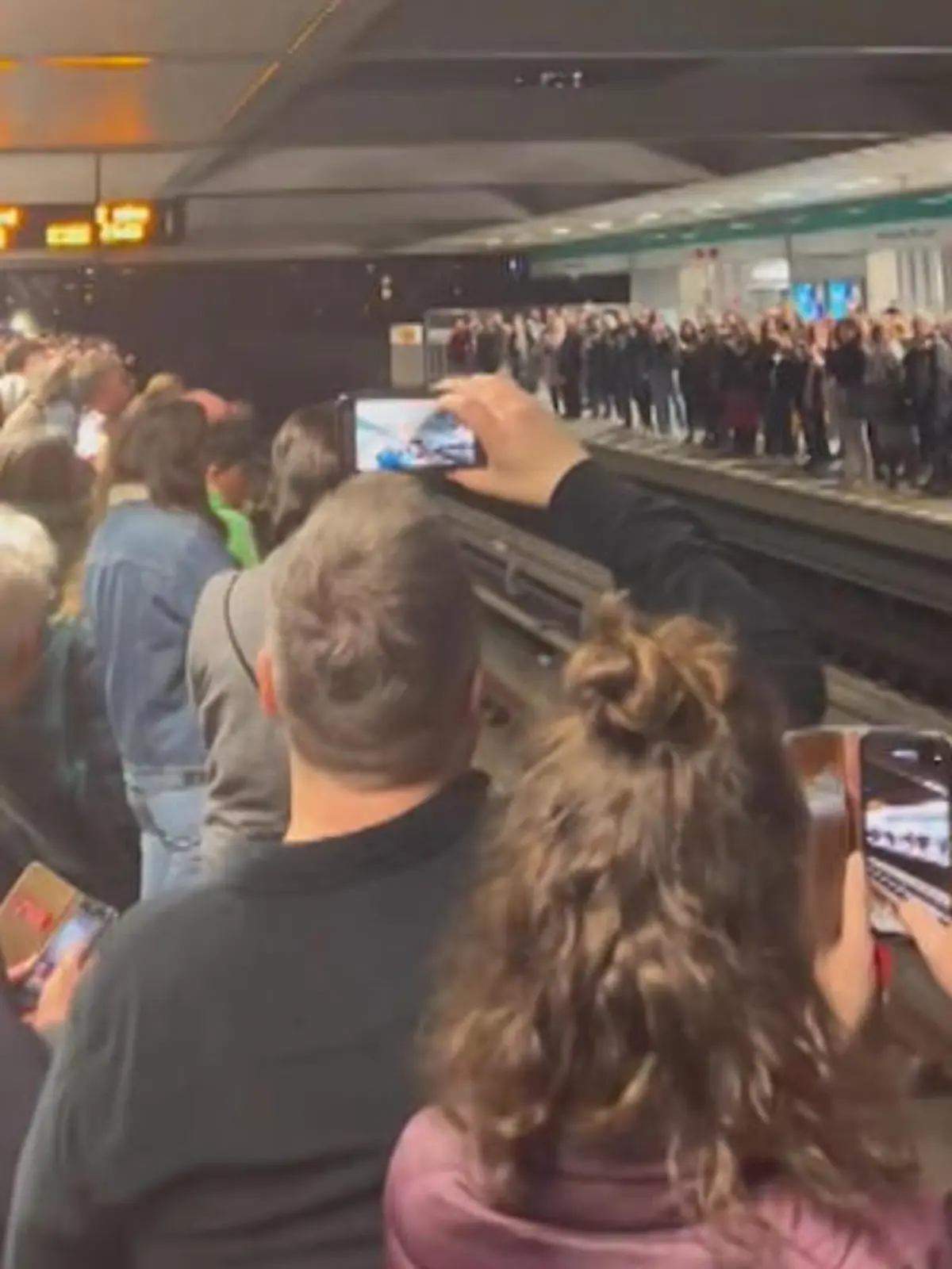 In London warten Abba-Fans nach einem Konzert auf die U-Bahn. Ist ja immer eine doofe Angelegenheit. Aber diese Fans machen das Beste draus und singen einfach zusammen die Lieder, die sie gerade noch auf dem Konzert gehört haben.