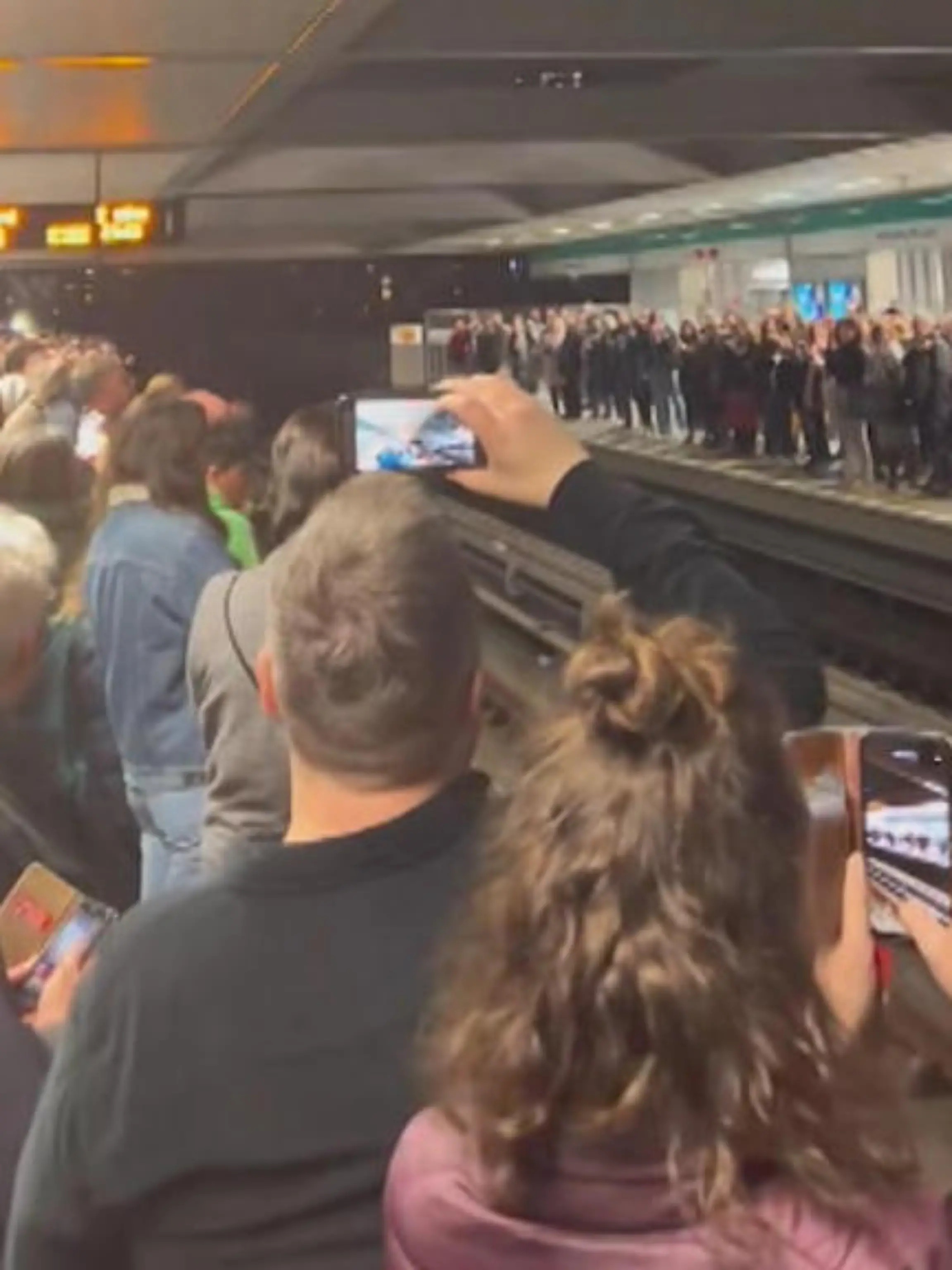 In London warten Abba-Fans nach einem Konzert auf die U-Bahn. Ist ja immer eine doofe Angelegenheit. Aber diese Fans machen das Beste draus und singen einfach zusammen die Lieder, die sie gerade noch auf dem Konzert gehört haben.