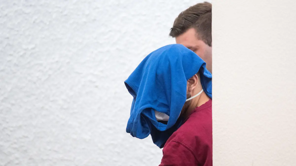 ARCHIV - 17.04.2020, Baden-Württemberg, Stuttgart: Der Angeklagte im Prozess um einen Mord mit einem Samuraischwert kommt in einen Gerichtssaal des Landgerichts. Ihm wird vorgeworfen, seinen früheren Mitbewohner mit einem Schwert erstochen zu haben. (zu dpa: «Fortsetzung Mord-Prozess um Angriff mit Samuraischwert mit Plädoyers») Foto: Marijan Murat/dpa +++ dpa-Bildfunk +++