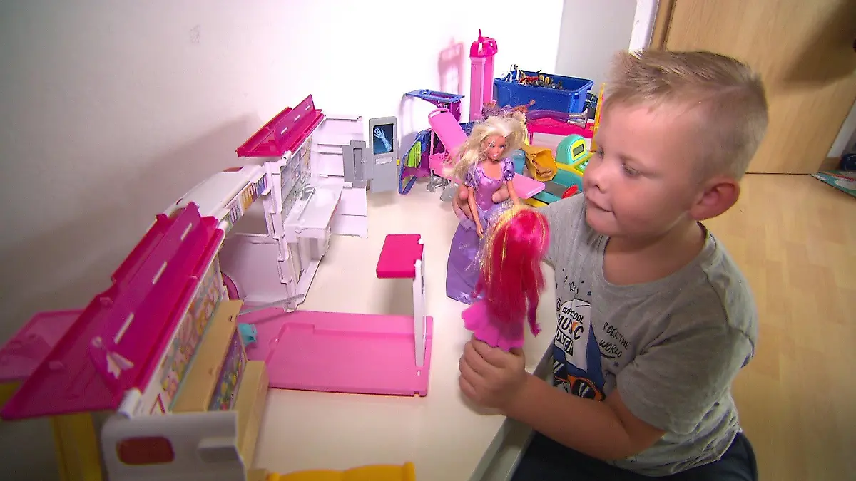 Elias spielt gerne mit Puppen