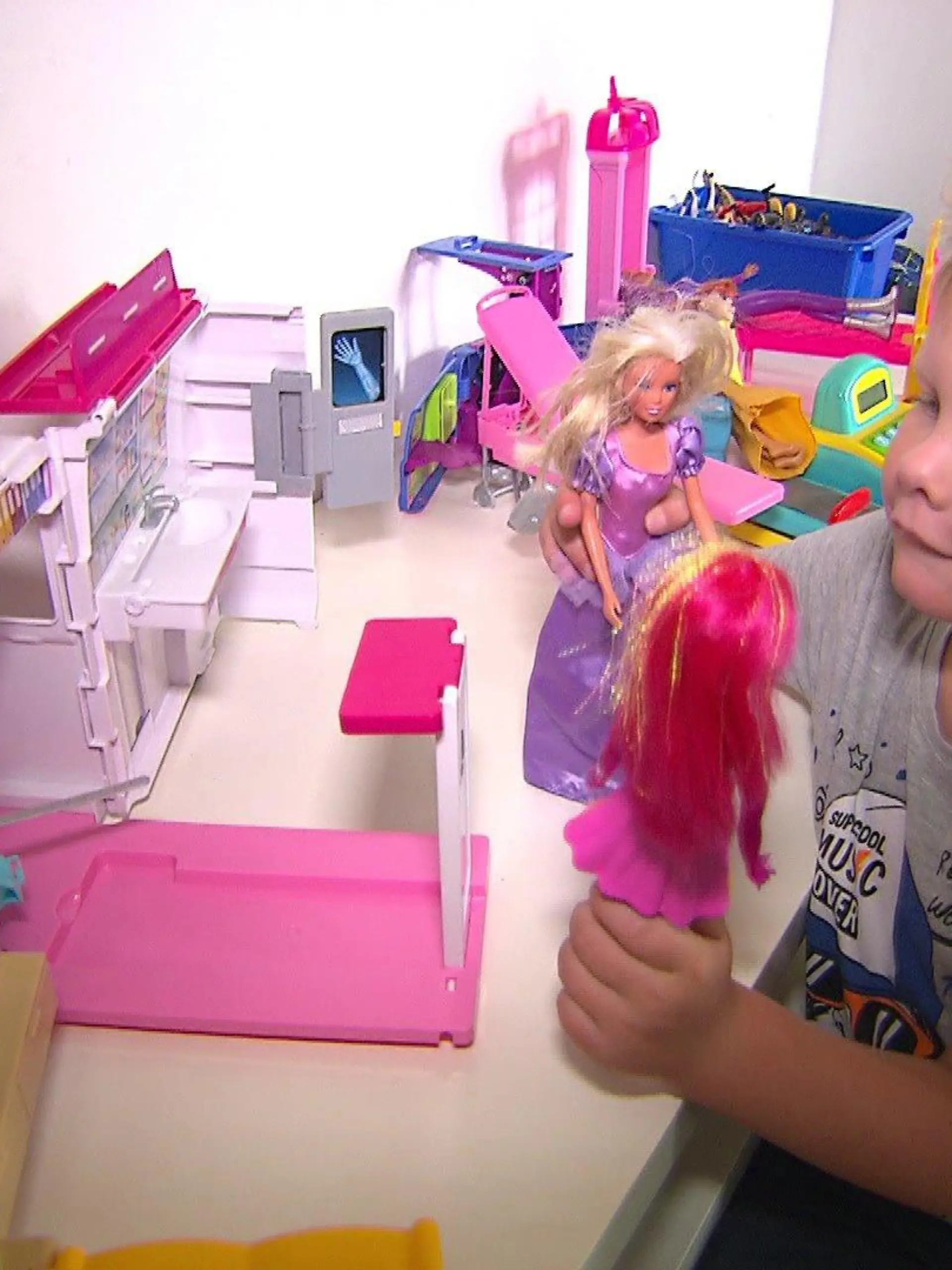 Elias spielt gerne mit Puppen