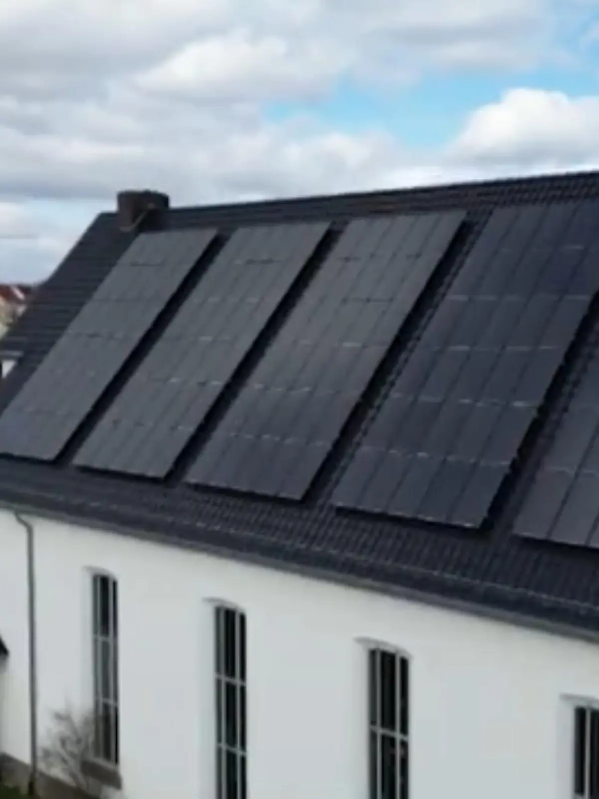 Kirchen haben in der Regel sehr große Dächer, mit denen sich im Idealfall auch viel Strom produzieren ließen. Doch dort, wo der Denkmalschutz häufig dazwischenfunkt, hat eine evangelische Kirche im Kasseler Stadtteil Fasanenhof den Plan schon vor 14 Jahren in die Tat umgesetzt. Die nachhaltige Kirche gibt es im Video zu sehen.