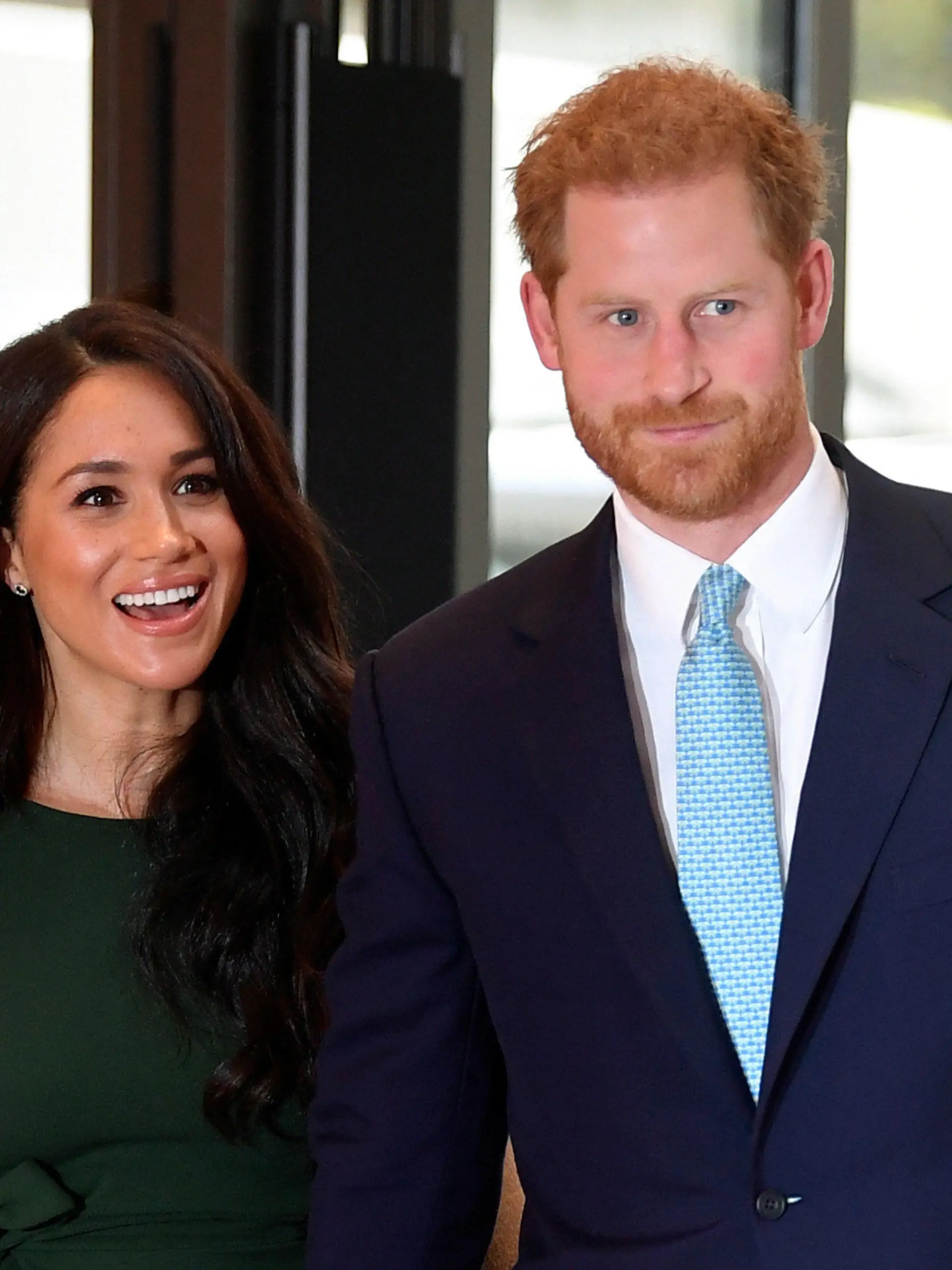 15.10.2019, Großbritannien, London: Der britische Prinz Harry (r), Herzog von Sussex, und seine Frau Meghan, Herzogin von Sussex, kommen zu den jährlichen «WellChild Awards» im Royal Lancaster Hotel. Foto: Toby Melville/PA Wire/dpa +++ dpa-Bildfunk +++