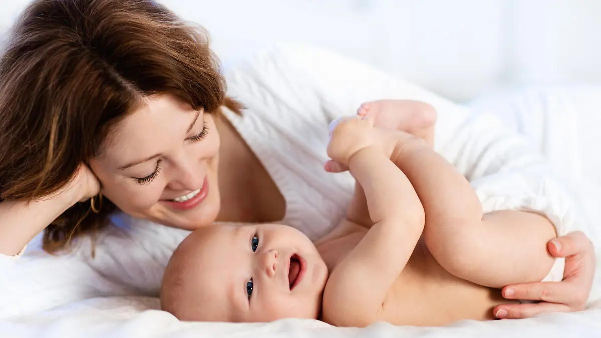 Mutter im Bett mit dem Baby