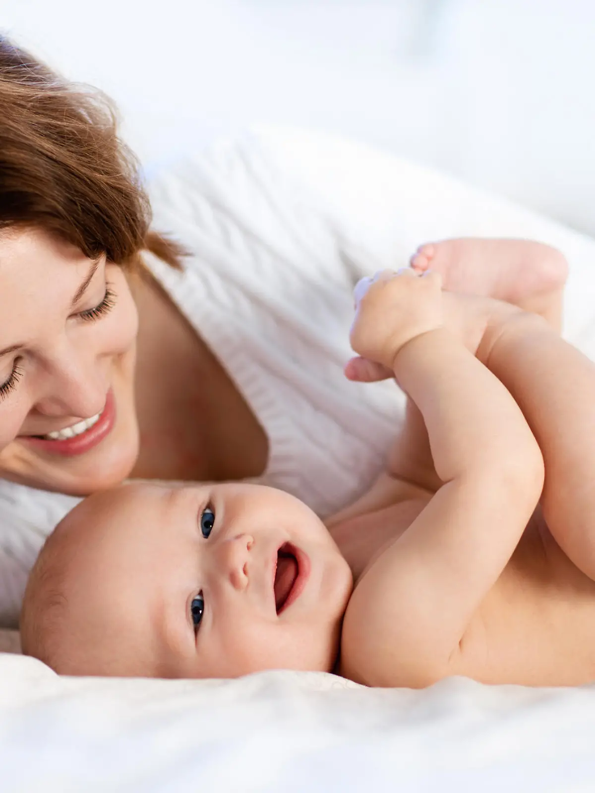 Mutter im Bett mit dem Baby
