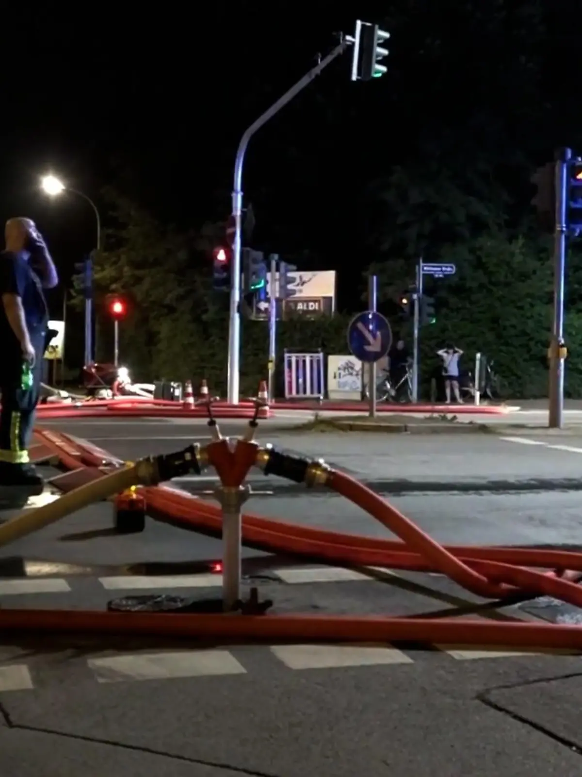 In einer Recyclingfirma im südhessischen Offenbach brach am Sonntagabend ein Großbrand aus. Auch mehrere kleine Explosionen waren zu hören.