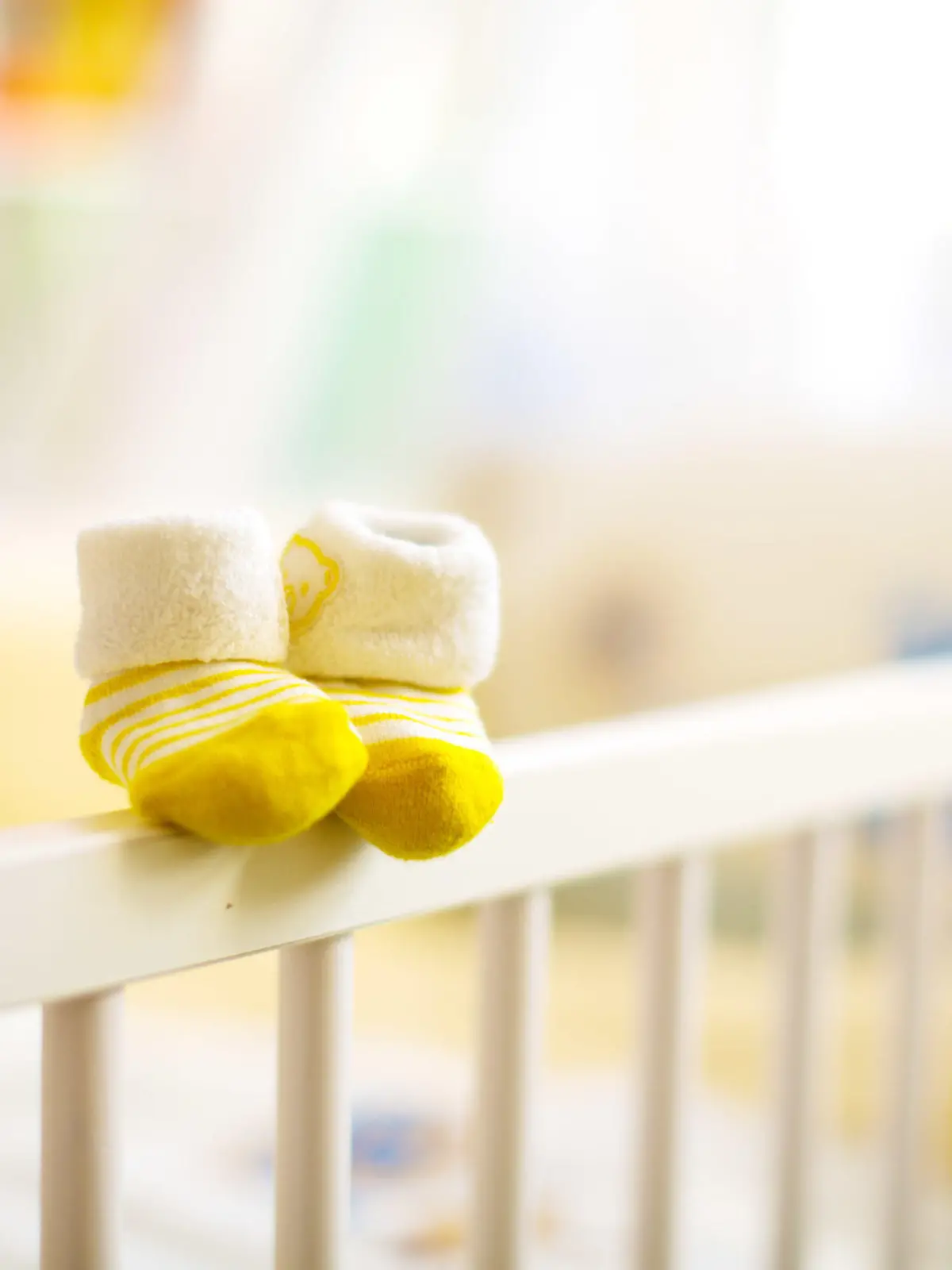 Leeres Babybett mit Socken