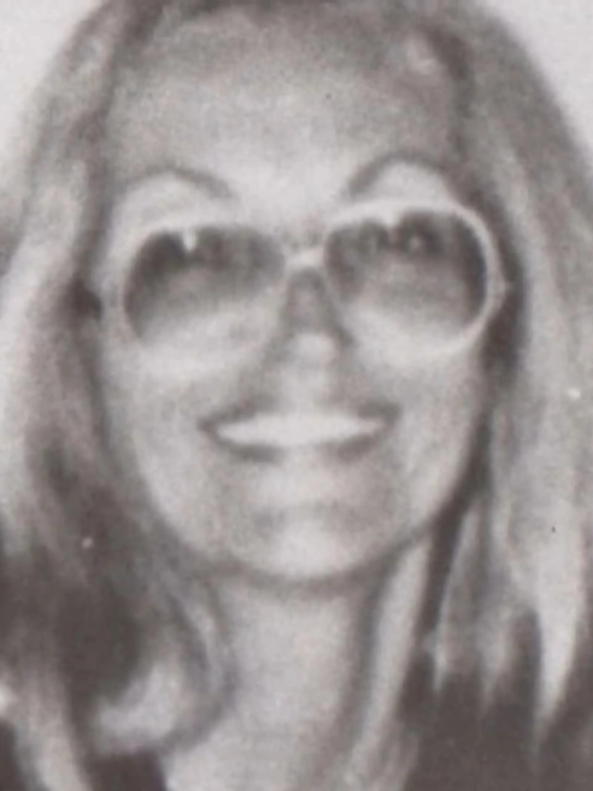 31 Jahre ist es her, dass Fremdenführerin Sigrid C. (50) in Meerbusch (Nordrhein-Westfalen) tot in einem Maisfeld aufgefunden wurde. Der Fall wurde zum Cold Case – jetzt die überraschende Wende: Die Polizei ist sich sicher, dass Verbrechen doch noch gelöst zu haben. Tatverdächtig ist Manfred C., ein verurteilter Kindermörder, der noch in Haft sitzt. Überführt wurde der 63-Jährige per DNA. Mit einer neuen Strafe muss er jedoch nicht rechnen.
