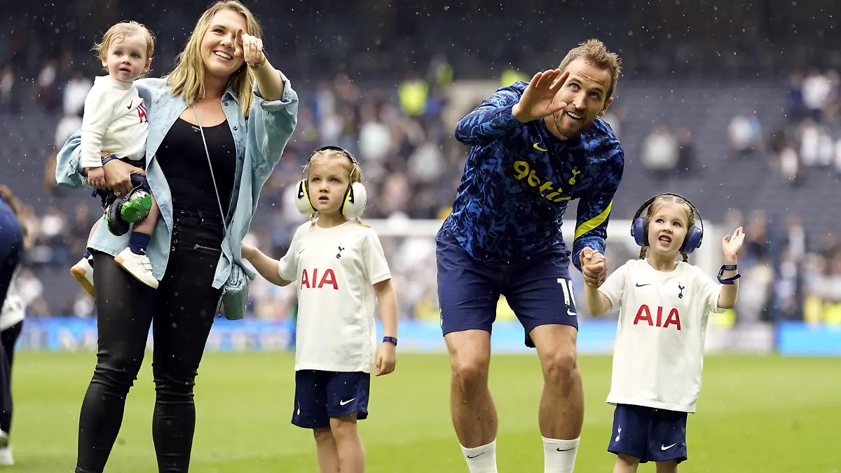 Tottenham Hotspur v Burnley - Premier League - Tottenham Hotspur Stadium Tottenham Hotspur s Harry Kane with wife Katie Goodland and their children Ivy, Vivienne Jane and Louis on the pitch after the Premier League match at the Tottenham Hotspur Stadium, London. Picture date: Sunday May 15, 2022. EDITORIAL USE ONLY No use with unauthorised audio, video, data, fixture lists, club/league logos or live services. Online in-match use limited to 120 images, no video emulation. No use in betting, games or single club/league/player publications. PUBLICATIONxNOTxINxUKxIRL Copyright: xAndrewxMatthewsx 66902438 