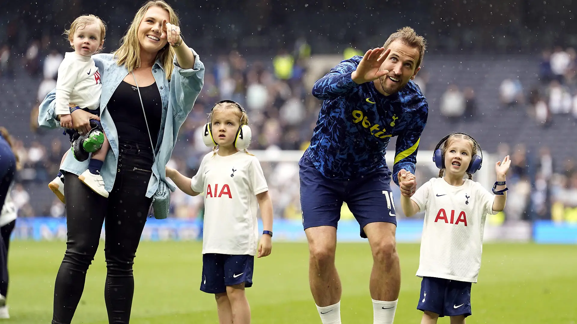 Tottenham Hotspur v Burnley - Premier League - Tottenham Hotspur Stadium Tottenham Hotspur s Harry Kane with wife Katie Goodland and their children Ivy, Vivienne Jane and Louis on the pitch after the Premier League match at the Tottenham Hotspur Stadium, London. Picture date: Sunday May 15, 2022. EDITORIAL USE ONLY No use with unauthorised audio, video, data, fixture lists, club/league logos or live services. Online in-match use limited to 120 images, no video emulation. No use in betting, games or single club/league/player publications. PUBLICATIONxNOTxINxUKxIRL Copyright: xAndrewxMatthewsx 66902438