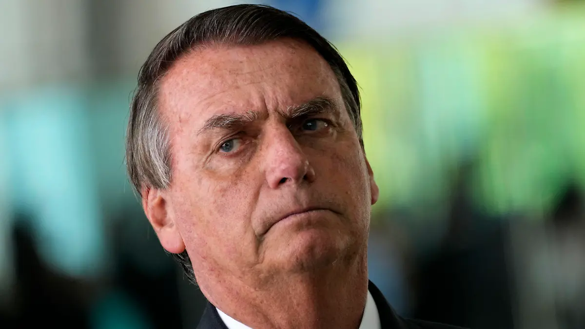 ARCHIV - 10.10.2022, Brasilien, Brasilia: Jair Bolsonaro, Präsident von Brasilien, gibt nach einem Treffen mit Bürgermeistern, die seine Kandidatur in der zweiten Runde der Präsidentschaftswahlen unterstützen eine Pressekonferenz im Alvorada-Palast. Der brasilianische Ex-Präsident Jair Bolsonaro peilt ein neues Datum für seine Rückkehr nach Brasilien an. (zu dpa: «Bolsonaro strebt Rückkehr nach Brasilen Ende des Monats an») Foto: Eraldo Peres/AP/dpa +++ dpa-Bildfunk +++