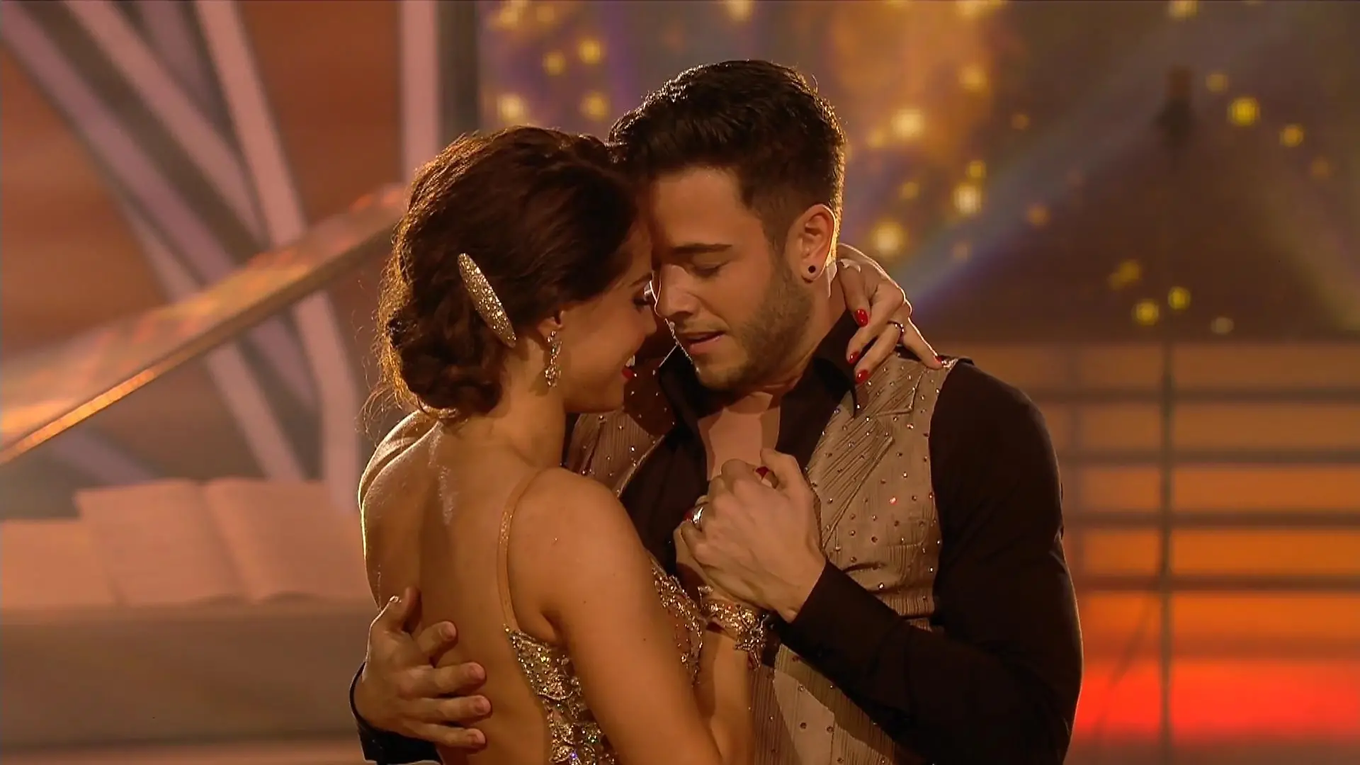 DSDS-Star Luca Hänni und Christina Luft zeigen ihre sinnliche Seite beim langsamen Walzer.