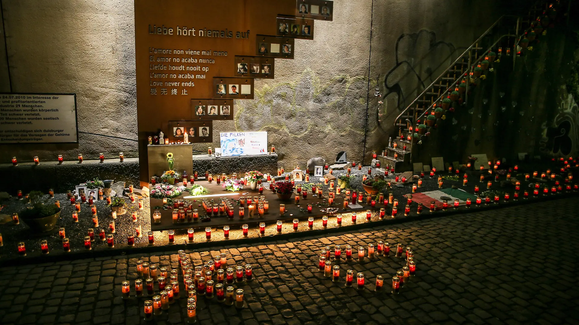  Nacht der 1000 Lichter zum 10. Jahrestag der Loveparade Katastrophe, Duisburg 24.07.2020 Die Gedenkstätte am Abend vor dem 10.Jahrestag, Nacht der 1000 Lichter, Duisburg, Nordrhein-Westfahlen, 24.07.2020 Duisburg Gedenkstätte Loveparade Duisburg Nordrhein-Westfalen Deutschland *** Night of 1000 Lights on the 10th anniversary of the Loveparade catastrophe, Duisburg 24 07 2020 The memorial on the evening before the 10th anniversary, Night of 1000 Lights, Duisburg, North Rhine-Westphalia, 24 07 2020 Duisburg Memorial Loveparade Duisburg North Rhine-Westphalia Germany