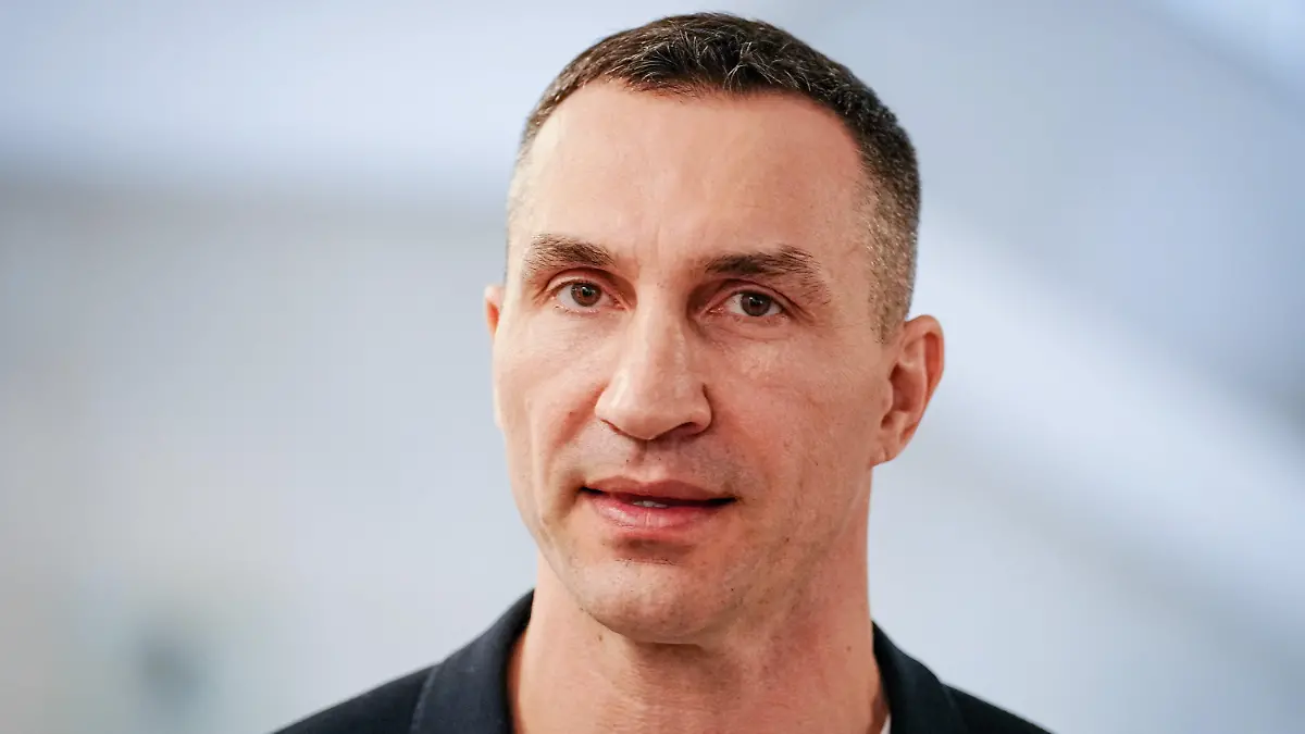 ARCHIV - 01.04.2022, Berlin: Der frühere Boxweltmeister Wladimir Klitschko am Rande seines Besuchs in Berlin bei Treffen mit mehreren deutschen Ministern. (zu dpa «Klitschko kritisiert Offenen Brief: «Blinder Pazifismus gefährlich»») Foto: Kay Nietfeld/dpa +++ dpa-Bildfunk +++