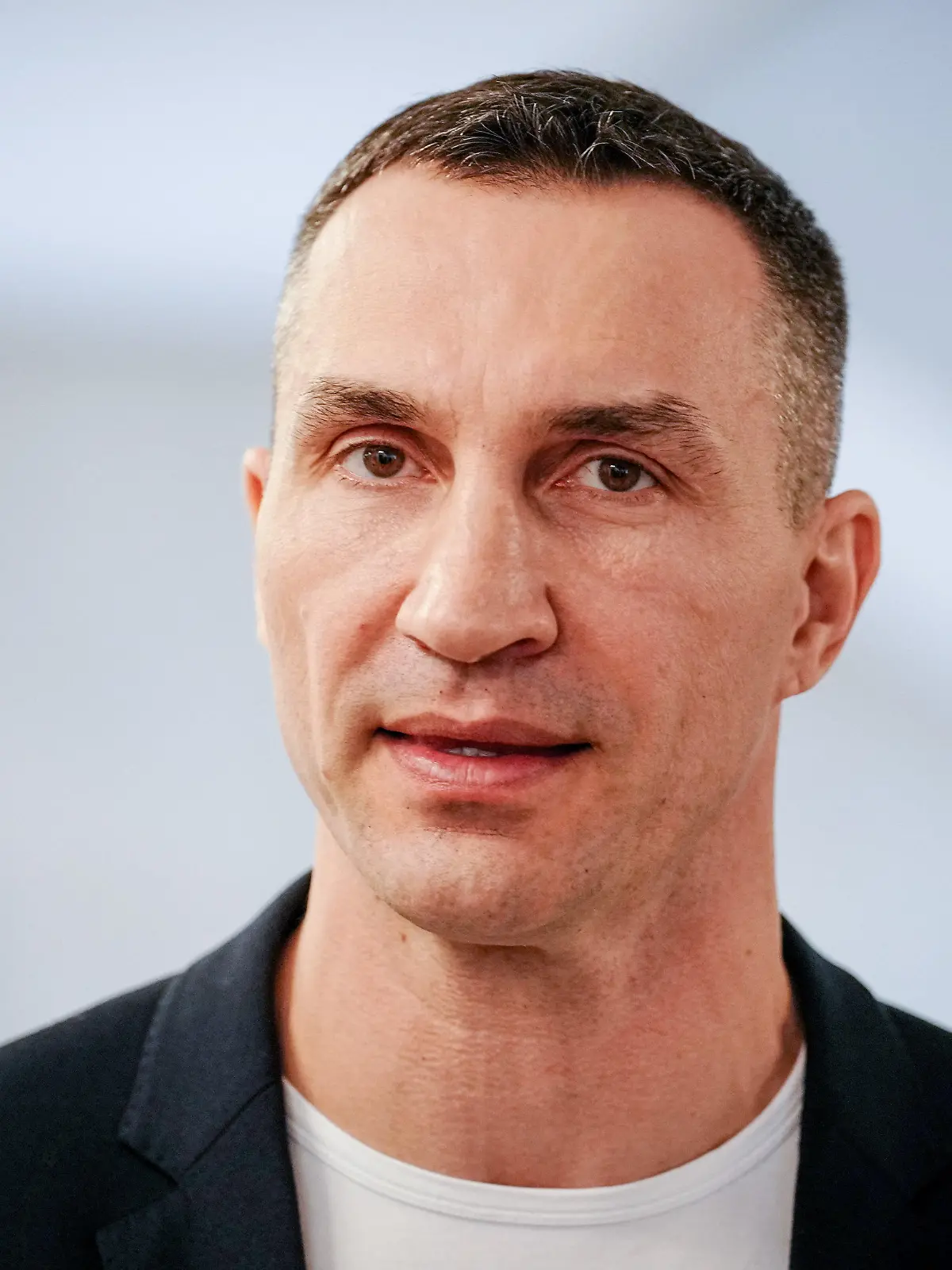 ARCHIV - 01.04.2022, Berlin: Der frühere Boxweltmeister Wladimir Klitschko am Rande seines Besuchs in Berlin bei Treffen mit mehreren deutschen Ministern. (zu dpa «Klitschko kritisiert Offenen Brief: «Blinder Pazifismus gefährlich»») Foto: Kay Nietfeld/dpa +++ dpa-Bildfunk +++