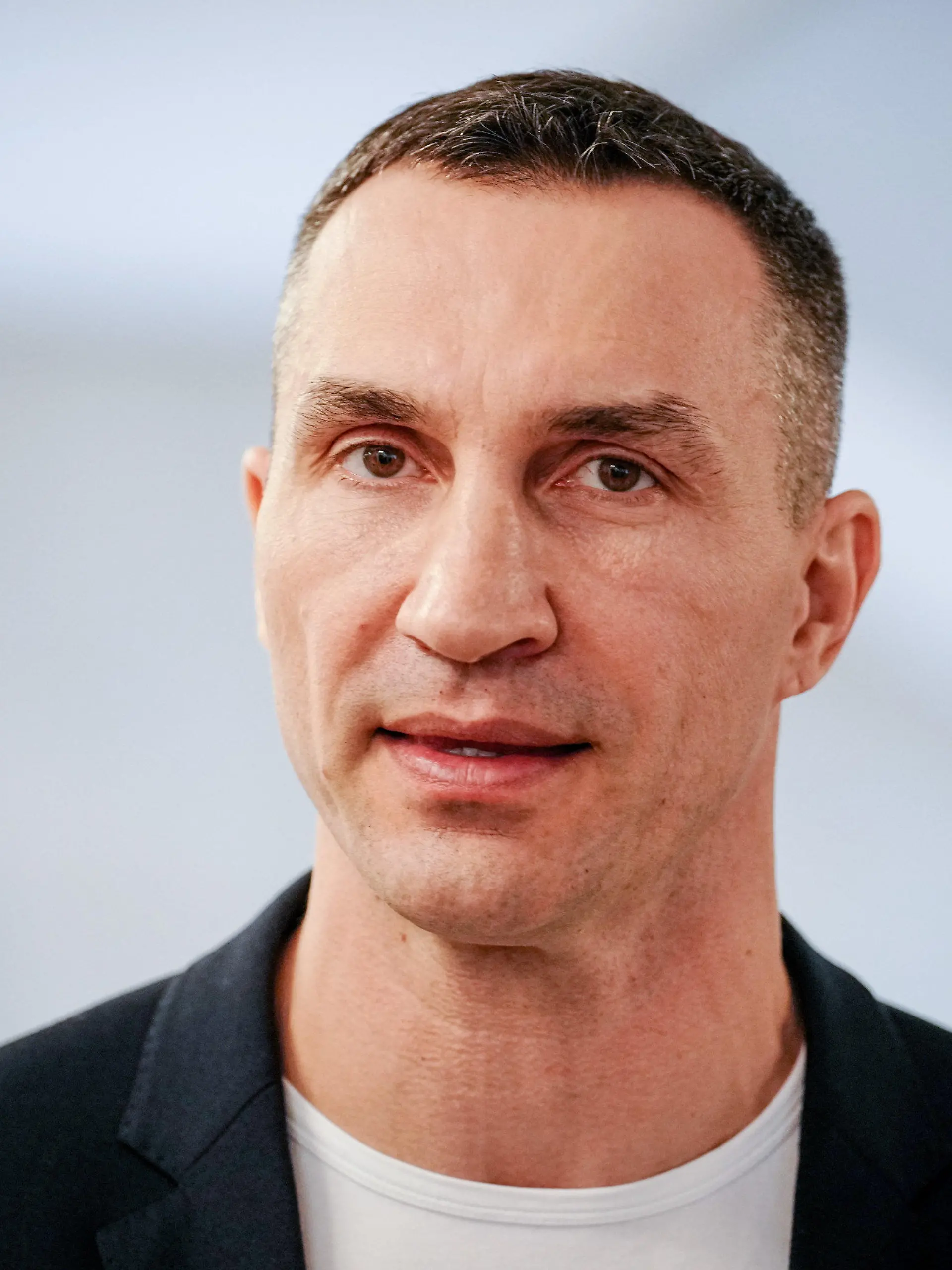 ARCHIV - 01.04.2022, Berlin: Der frühere Boxweltmeister Wladimir Klitschko am Rande seines Besuchs in Berlin bei Treffen mit mehreren deutschen Ministern. (zu dpa «Klitschko kritisiert Offenen Brief: «Blinder Pazifismus gefährlich»») Foto: Kay Nietfeld/dpa +++ dpa-Bildfunk +++