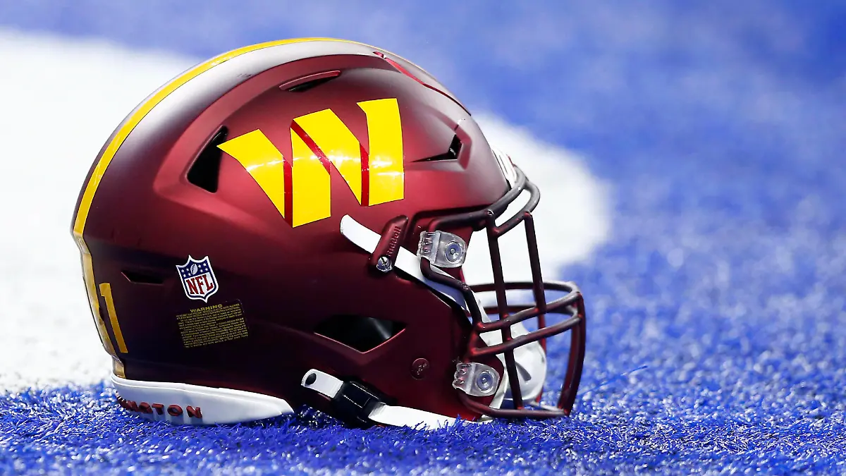 INDIANAPOLIS, IN - OCTOBER 30: A Washington Commanders helmet sits on the turf prior to an NFL, American Football Herren, USA game between the Washington Commanders and the Indianapolis Colts on October 30, 2022 at Lucas Oil Stadium in Indianapolis, IN. Photo by Jeffrey Brown/Icon Sportswire NFL: OCT 30 Commanders at Colts Icon10302257