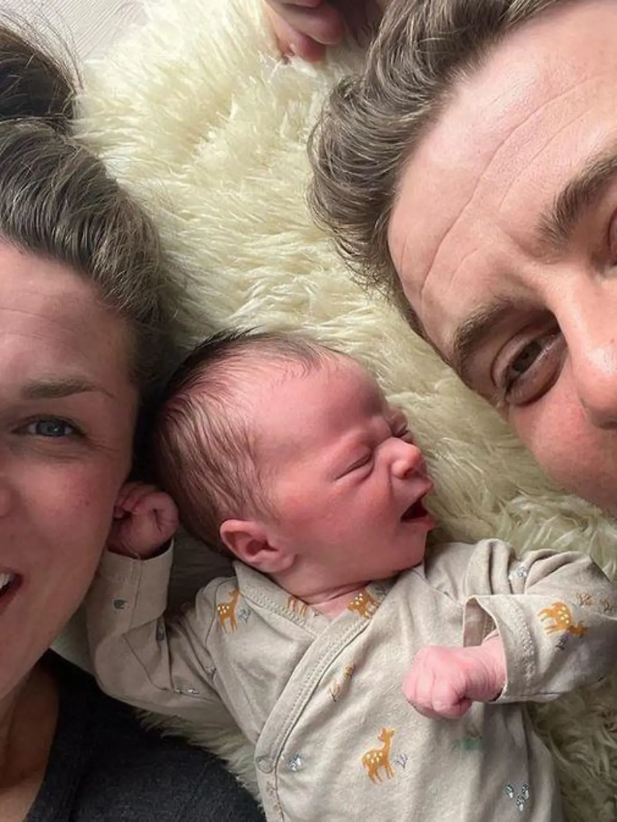 Maria Pietilä-Holmner und Hans Olsson mit ihrer Tochter.